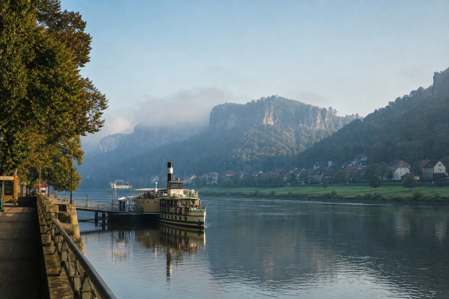 Elbe mit Personenfähre und Sandsteinhängen bei Rathen