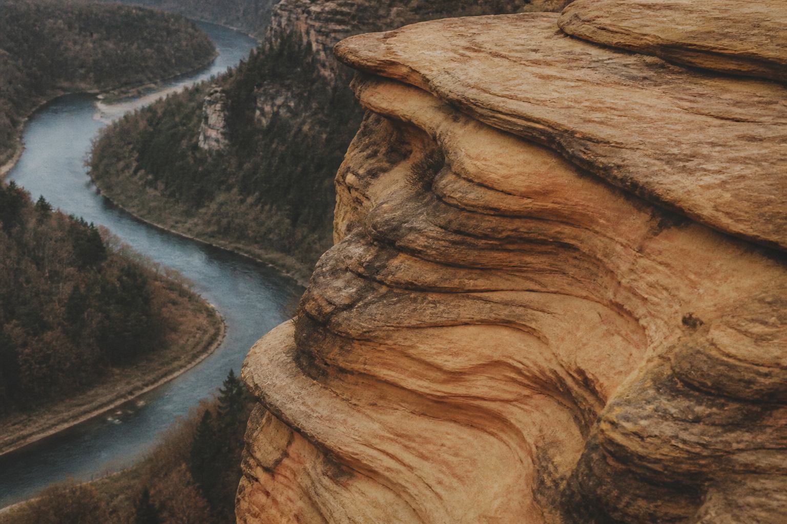 Diagrammartige Landschaft aus Sandsteinschichten und Elbbogen